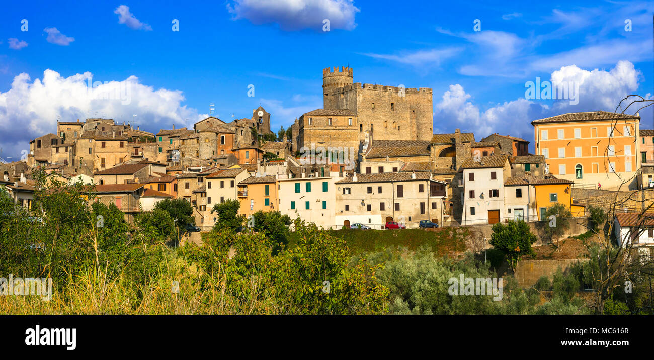 Beeindruckende Nazzano Romano Dorf, mit traditionellen Häusern und alte Burg, Latium, Italien. Stockfoto