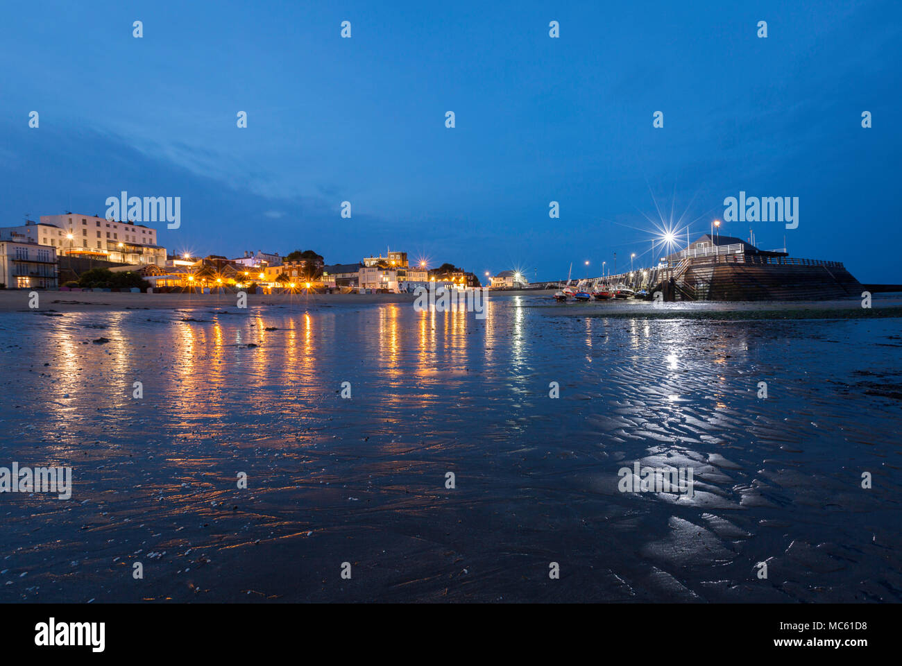 Die Post - Sonnenuntergang Blaue Stunde im Viking Bay, Broadstairs an der Küste von Kent, UK. Stockfoto