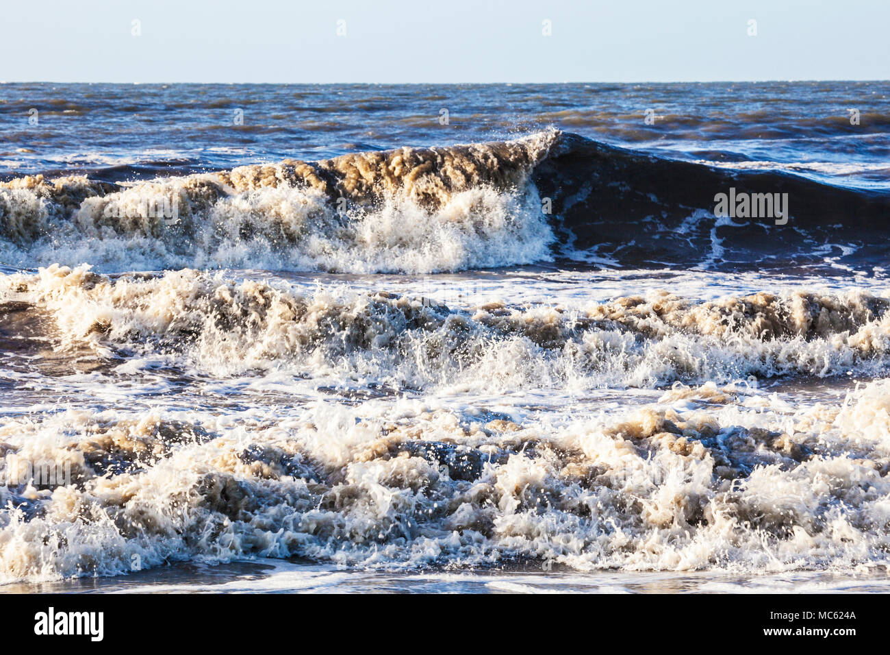 Wellen gegen die Küste. Stockfoto