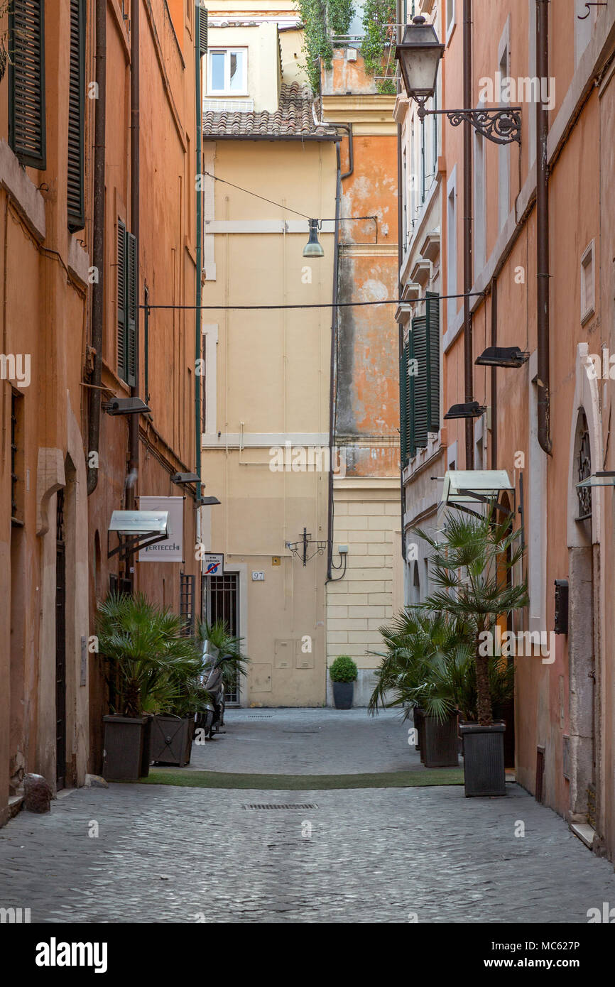 Eine Straße in einem Einkaufsviertel von Rom, Italien, Das ist ein 'area pedonale" im Sinne der Fußgängerzone, gibt es Teppich über das Kopfsteinpflaster durch einen Eingang Stockfoto