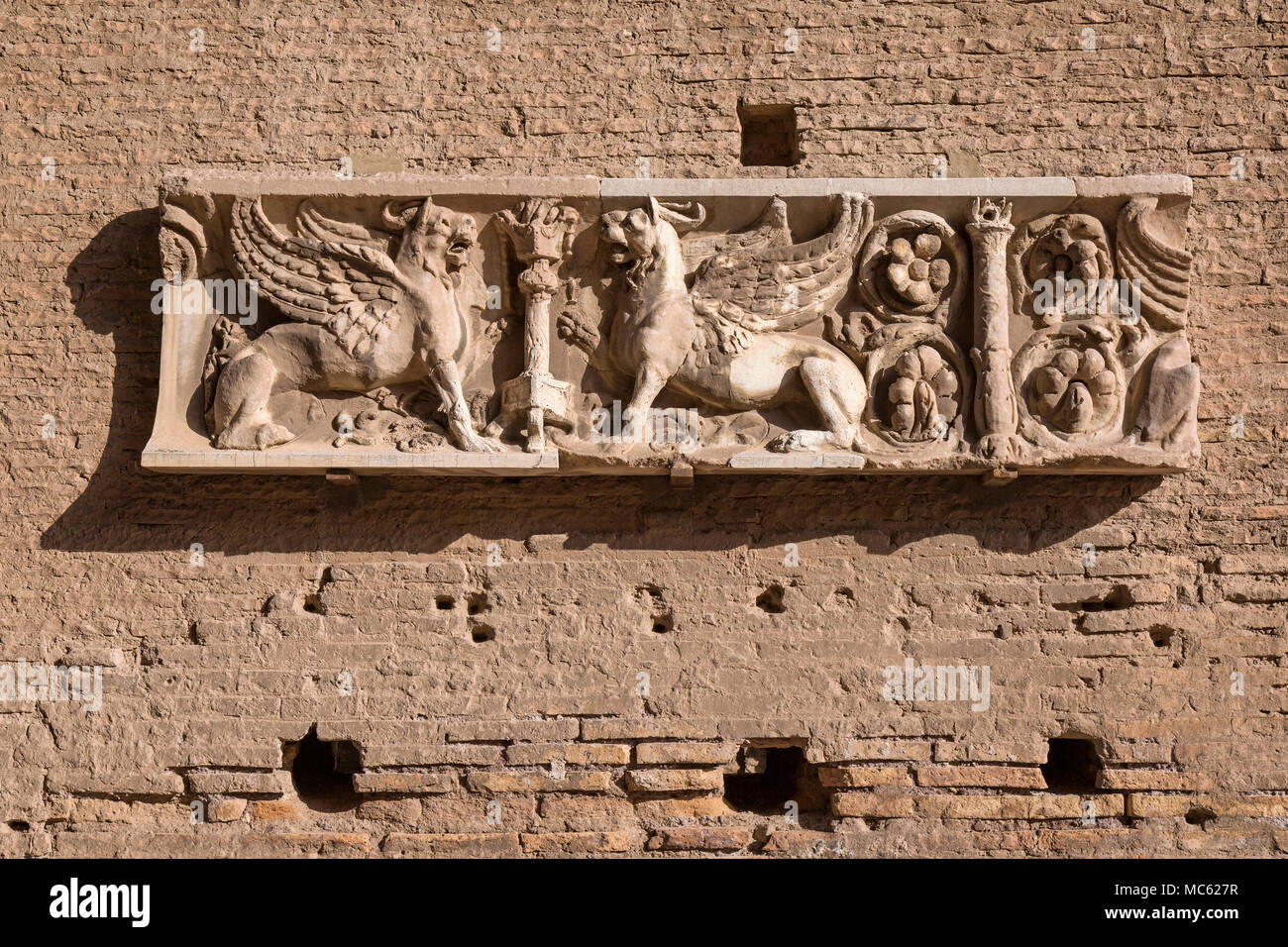 Ein Beispiel der Römischen steinmetzarbeit an der Wand in den Ruinen von Palatin, Rom, Italien. Stockfoto