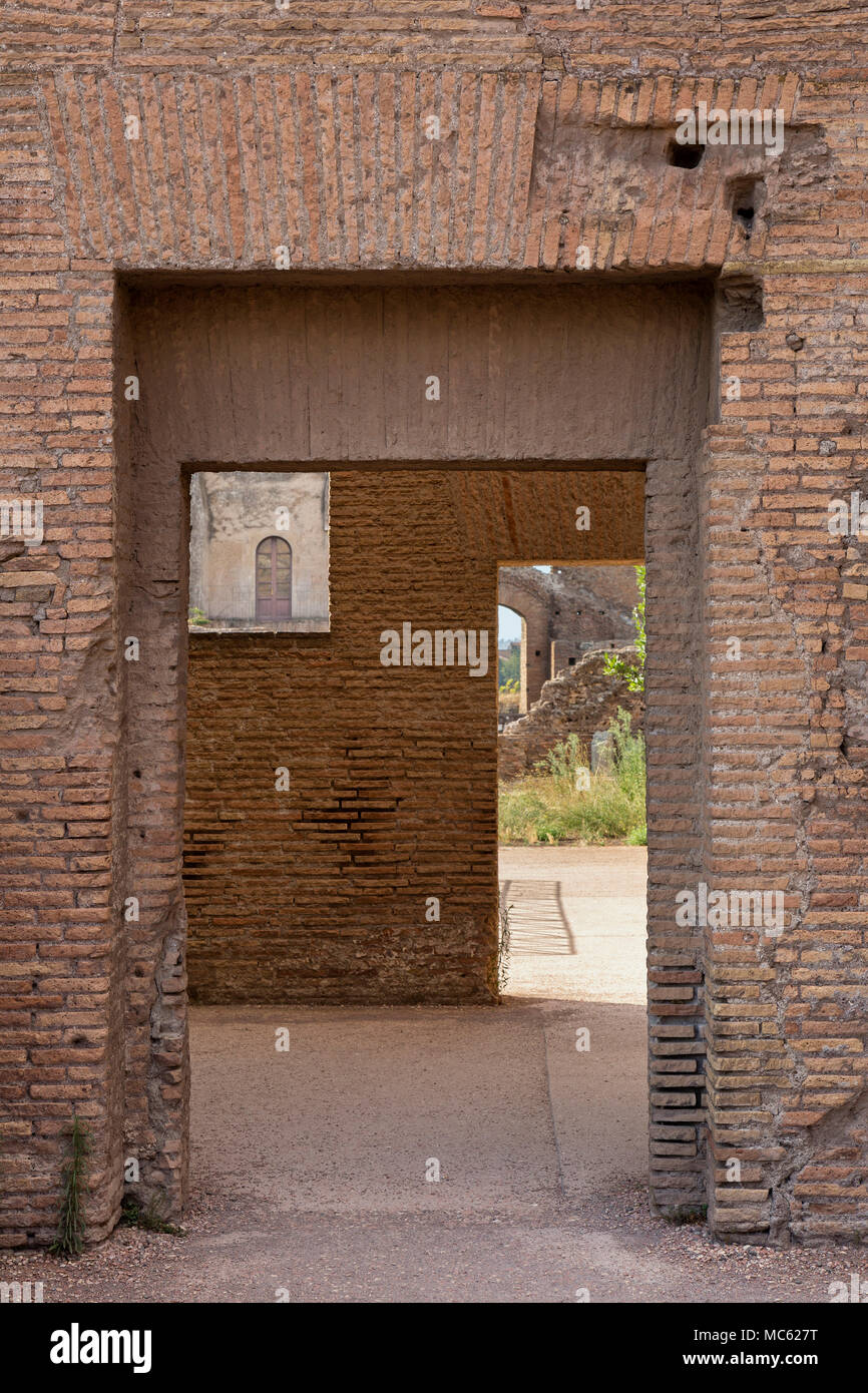 Eine Reihe von Türen, die den komplizierten Mauerwerk auf den Ruinen der Gebäude auf der Palatin, Rom, Italien. Ein einziges Foto, nicht einer Komposition. Stockfoto