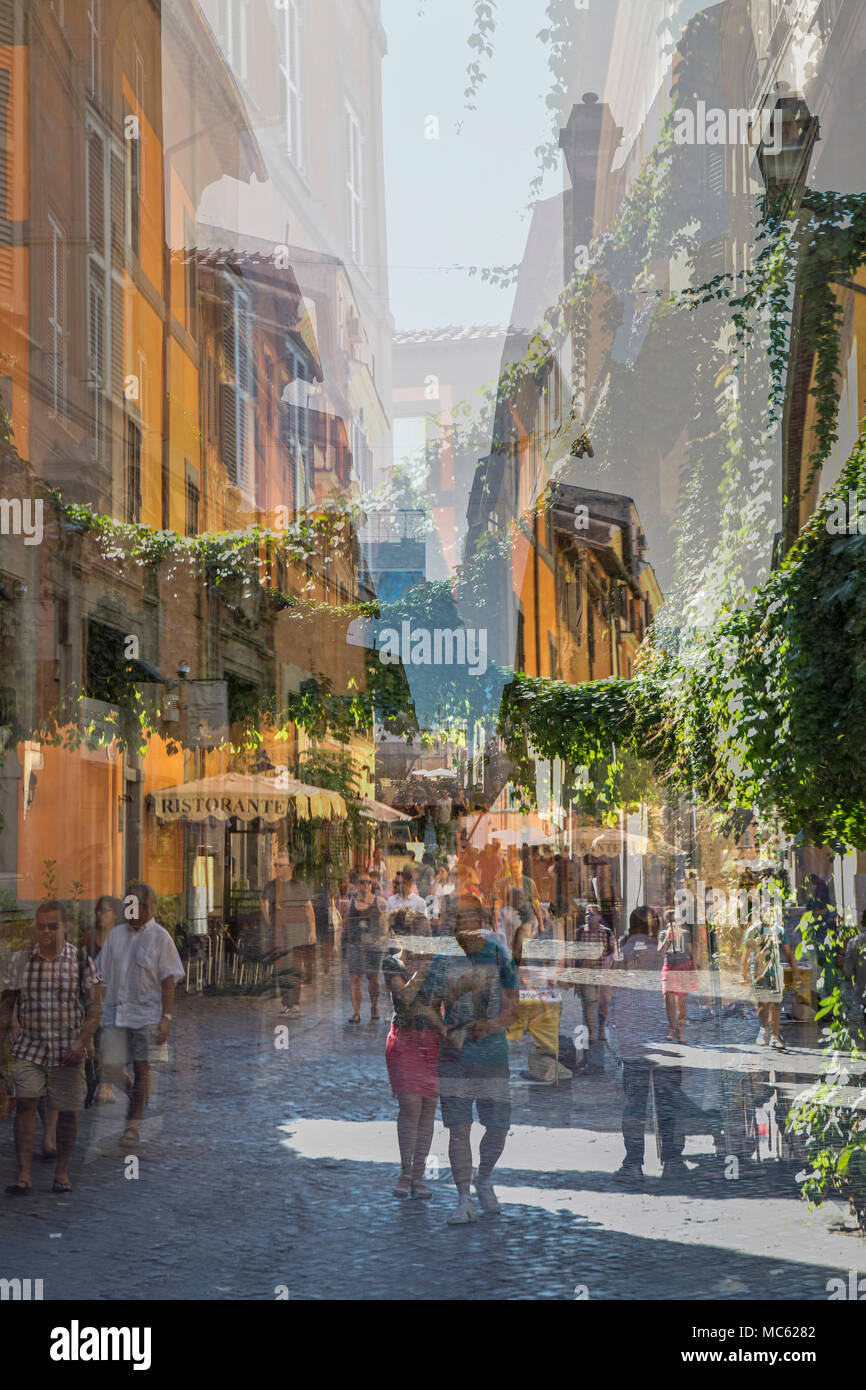 Abstrakte Mehrfachbelichtung Foto von Menschen zu Fuß entlang eines gepflasterten Straße in Rom, Italien, vorbei an Restaurants und Bars. Stockfoto