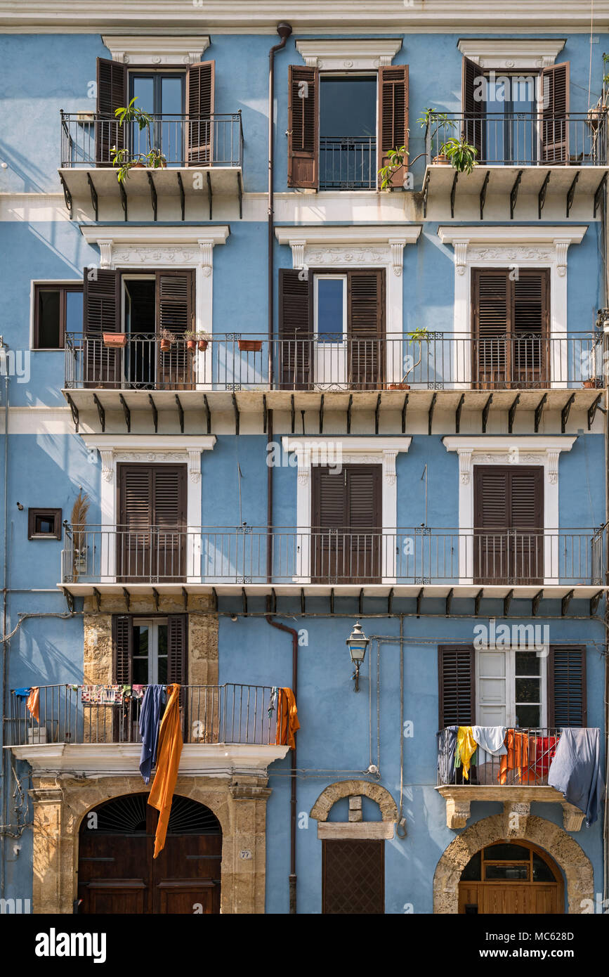 Bunte Wäsche hängen von den Balkonen auf ein Gebäude mit blau lackierten Wände in Palermo, Sizilien, Italien. Stockfoto