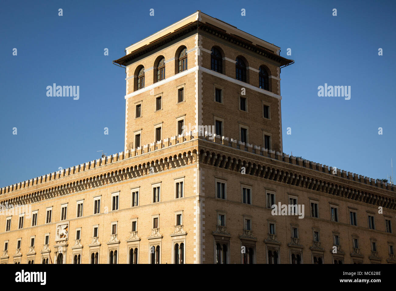 Die Assicurazioni Generali Gebäude auf der Piazza Venezia, Rom, Italien. Es wurde 1906-1911 erbaut, den Löwen des Hl. Markus (das Wahrzeichen von Venedig) auf dem facad Stockfoto
