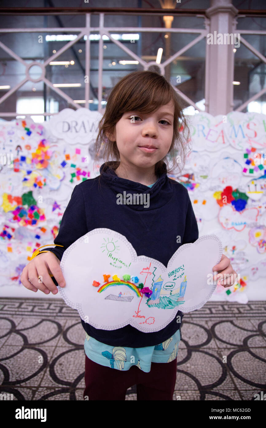 Kind bis Zeichnung von ihr Träume vor der Traum Zeichnung anzeigen Stockfoto