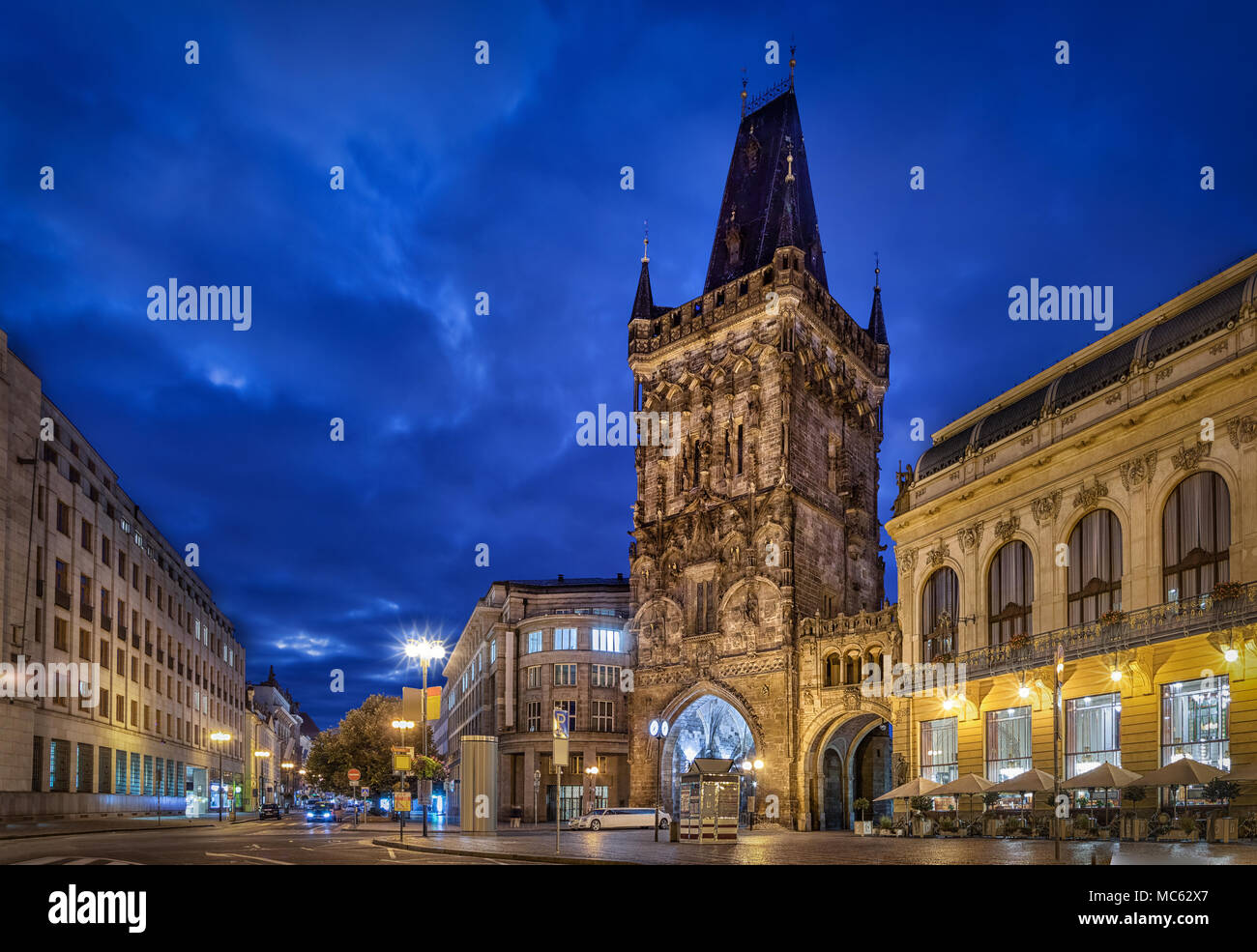 Mittelalterliche Pulverturm in der Dämmerung in Prag, Tschechien Stockfoto