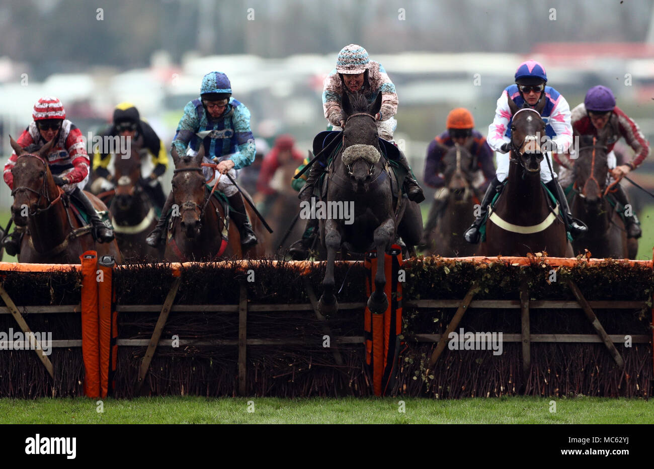 Jester Jet von Robert Dunne auf dem Weg zum Sieg in der Alder Hey Children's Charity Handicap Hürde beim Ladies Day des Randox Health Grand National Festival 2018 auf der Aintree Racecourse, Liverpool. DRÜCKEN SIE VERBANDSFOTO. Bilddatum: Freitag, 13. April 2018. Siehe PA Story Racing Aintree. Foto sollte lauten: Tim Goode/PA Wireduring Ladies Day des Randox Health Grand National Festival 2018 auf der Aintree Racecourse, Liverpool. DRÜCKEN SIE VERBANDSFOTO. Bilddatum: Freitag, 13. April 2018. Siehe PA Story Racing Aintree. Bildnachweis sollte lauten: Tim Goode/PA Wire Stockfoto