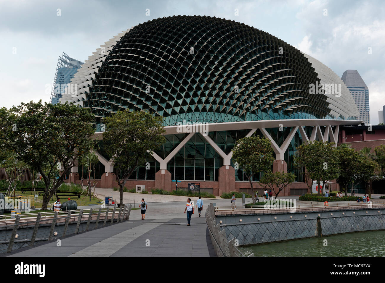 Die 'Durian' - die vielgestaltigen Dach der Esplanade Singapur Oper auf Marina Bay von der Silver Jubilee Bridge Stockfoto