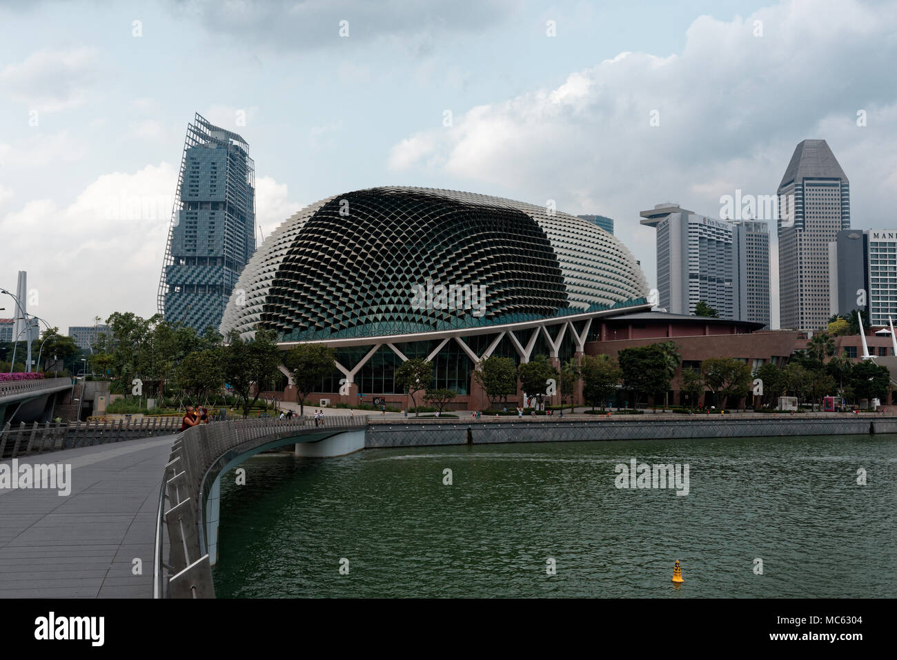 Die 'Durian' - die vielgestaltigen Dach der Esplanade Singapur Oper auf Marina Bay von der Silver Jubilee Bridge Stockfoto