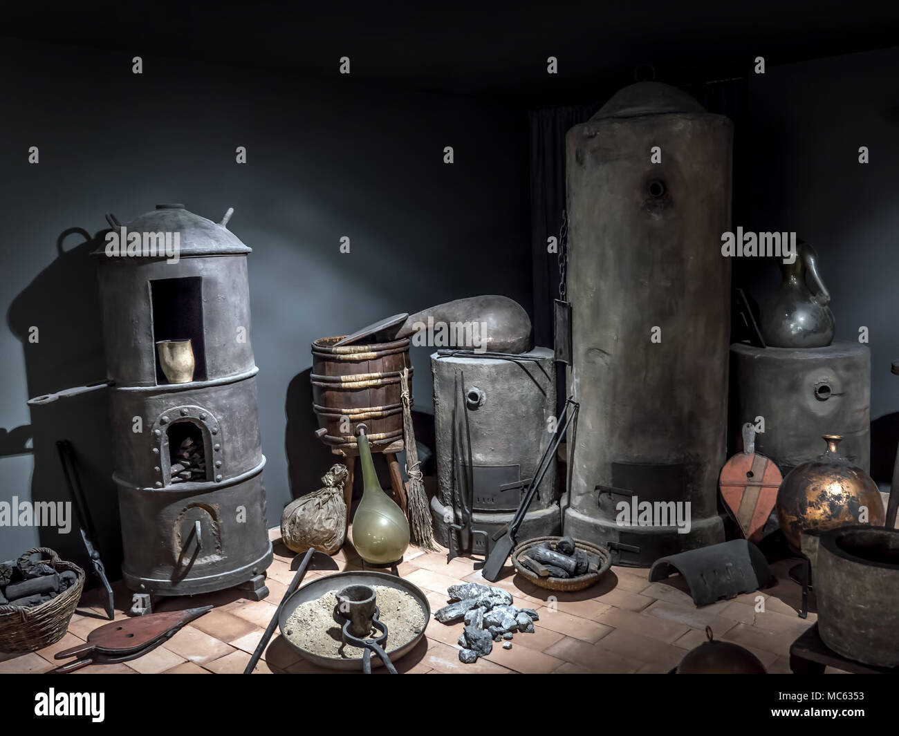 Prag, tschechische Republik - 8. MÄRZ 2017: Der alte Alchimist Workshop mit Instrumenten und Geräten im Nationalmuseum in Prag ausgestellt Stockfoto