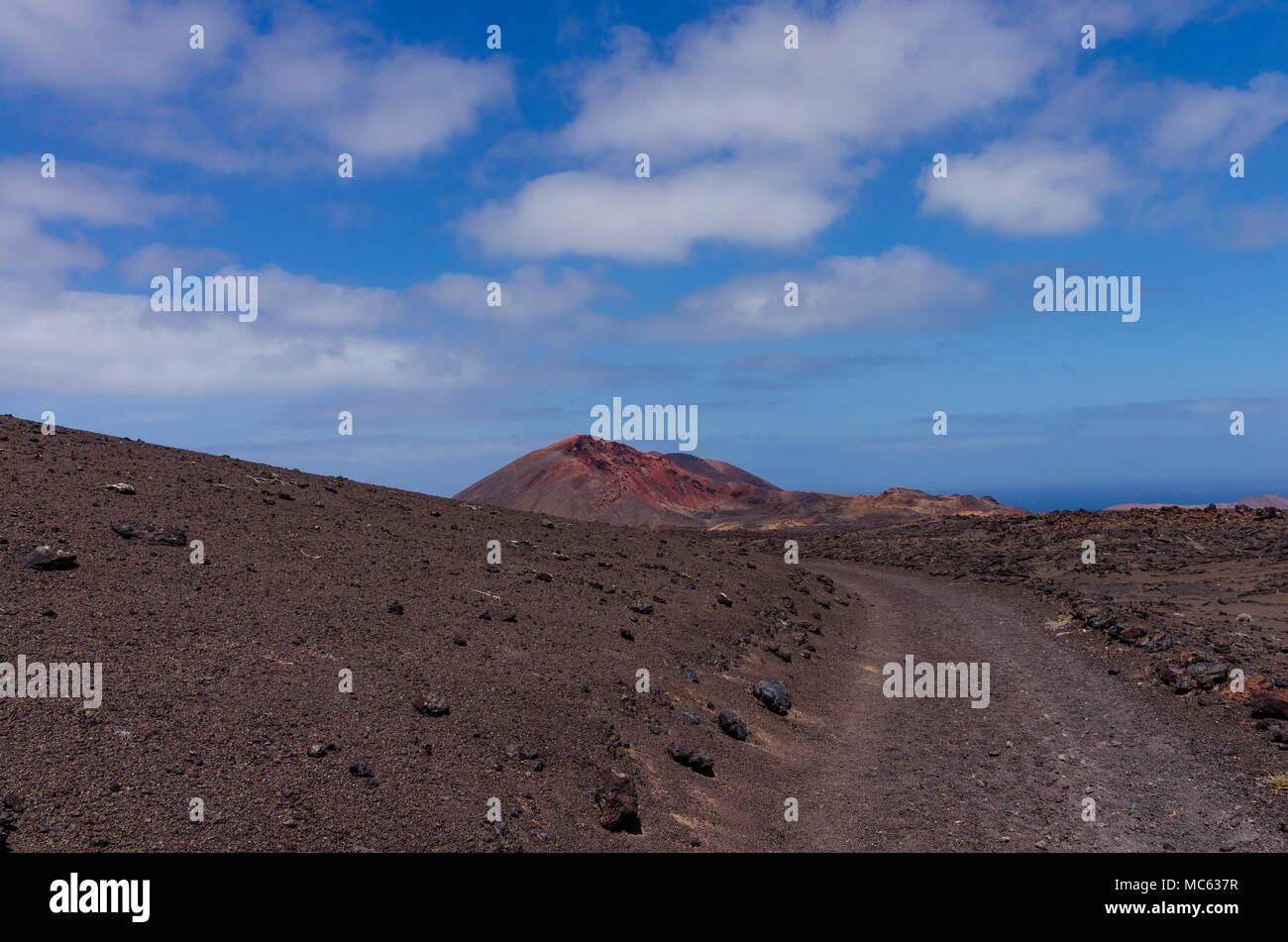 Vulkankegel in den Nationalpark Timanfaya auf Lanzarote, Kanarische Inseln. Ein trekking Wanderweg durch Lavafelder und karge Landschaft Stockfoto