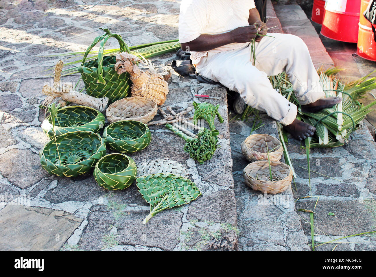 Coconut Palm Blatt Blätter Warenkorb schalen Palm Blätter in der Karibik Antigua gemeinsame Karibik, Asien und Thailand zu Lager, Foto, Photo, Bild Stockfoto
