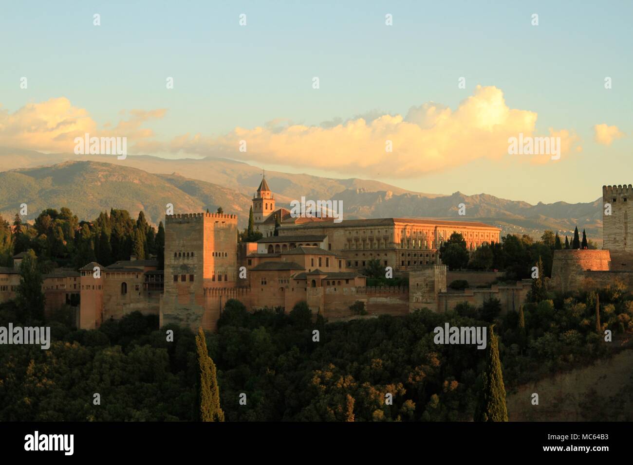 Der Turm von Comares und Charles V's Palace bei Sonnenuntergang vom Mirador de San Nicolas, Alhambra de Granada, Spanien Stockfoto