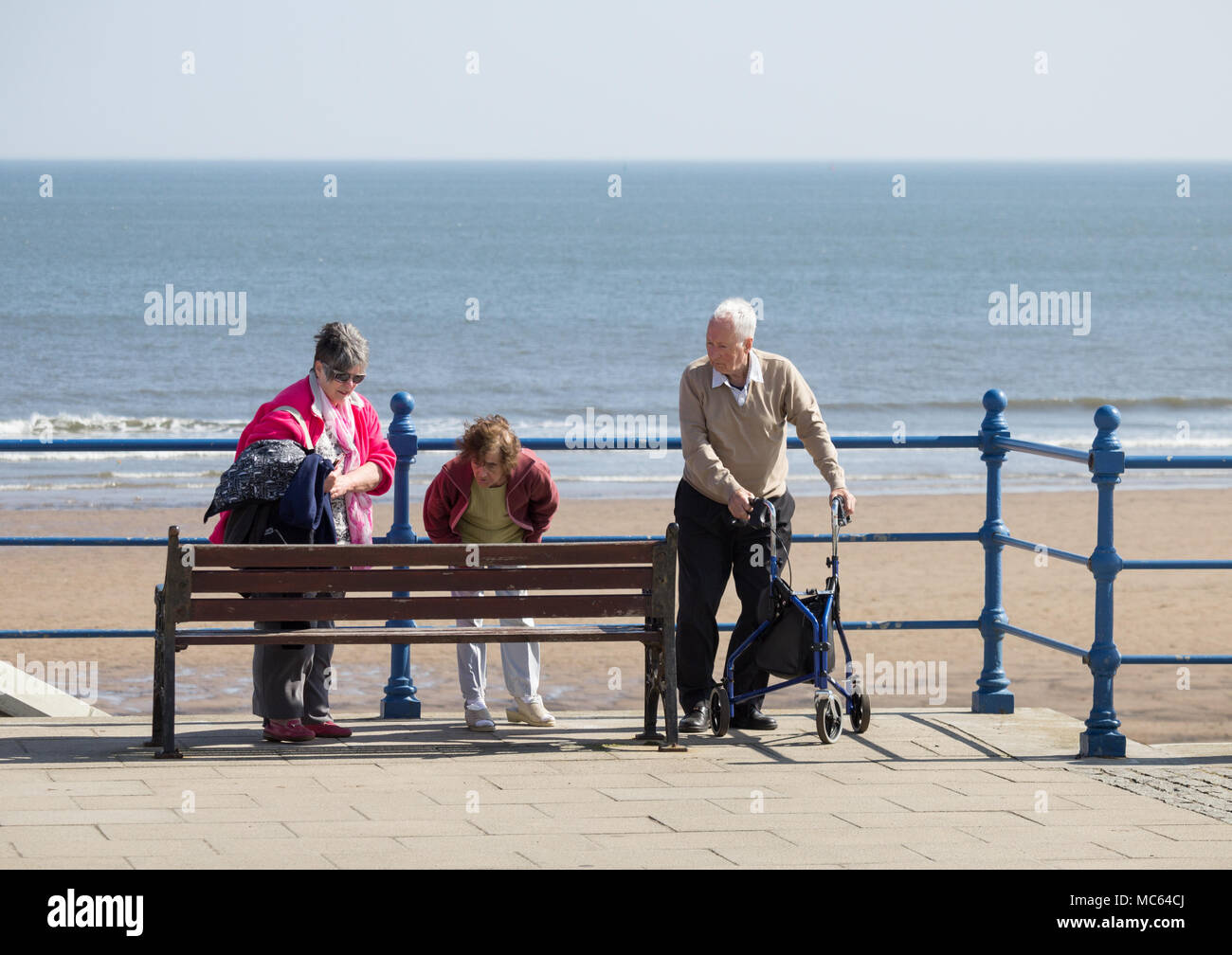 Ältere Menschen am Meer an einem sonnigen Tag. Großbritannien Stockfoto