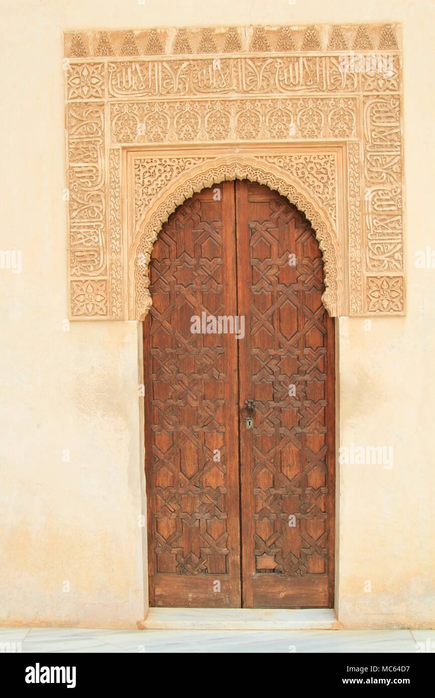 Holztür mit filigranen maurischen Schnitzereien in den Hof des Myrthen, Alhambra, Spanien gekrönt Stockfoto