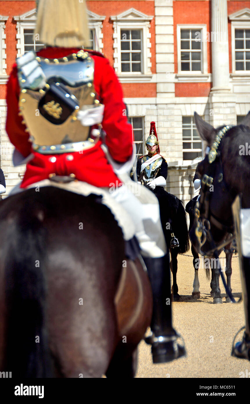 London, England, UK. Morgen Ändern des Schutzes auf Horse Guards Parade - Life Guards Stockfoto