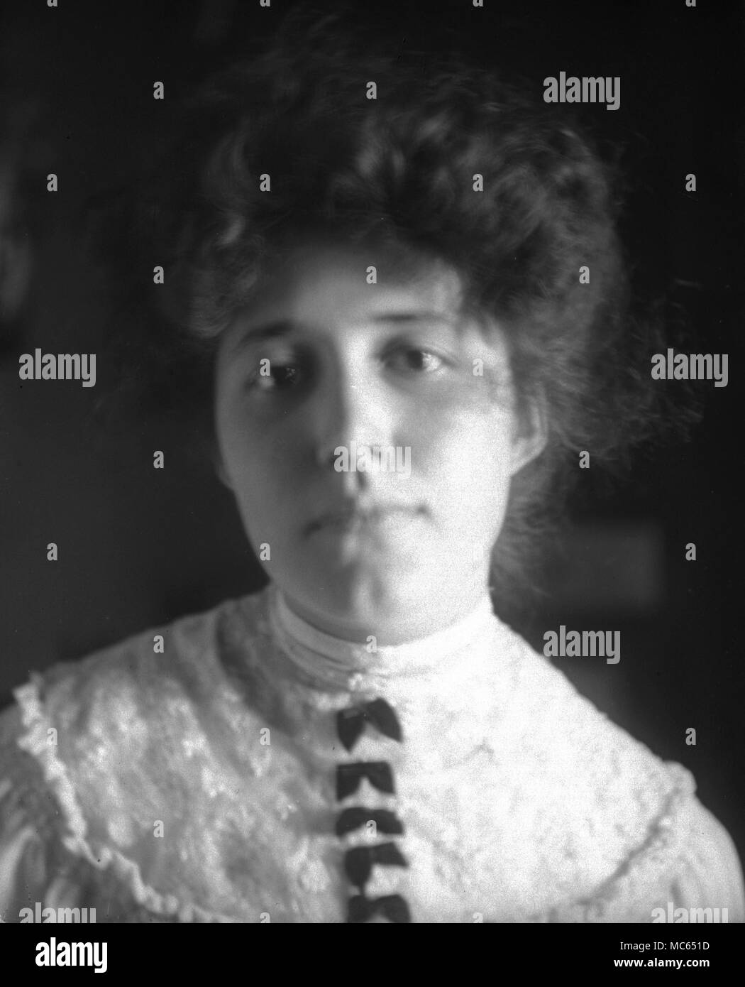 AJAXNETPHOTO. 1910 (CA.). STANDORT UNBEKANNT. PORTRÄT EINER JUNGEN FRAU IN EDWARDISCHEM KLEID; UNSCHARFES BILD. UNSCHARFES BILD. VERSCHWOMMENES FOTO. FOTOGRAF:UNBEKANNT © DIGITAL IMAGE COPYRIGHT AJAX VINTAGE PICTURE LIBRARY QUELLE: AJAX VINTAGE PICTURE LIBRARY COLLECTION REF:181004 09 Stockfoto