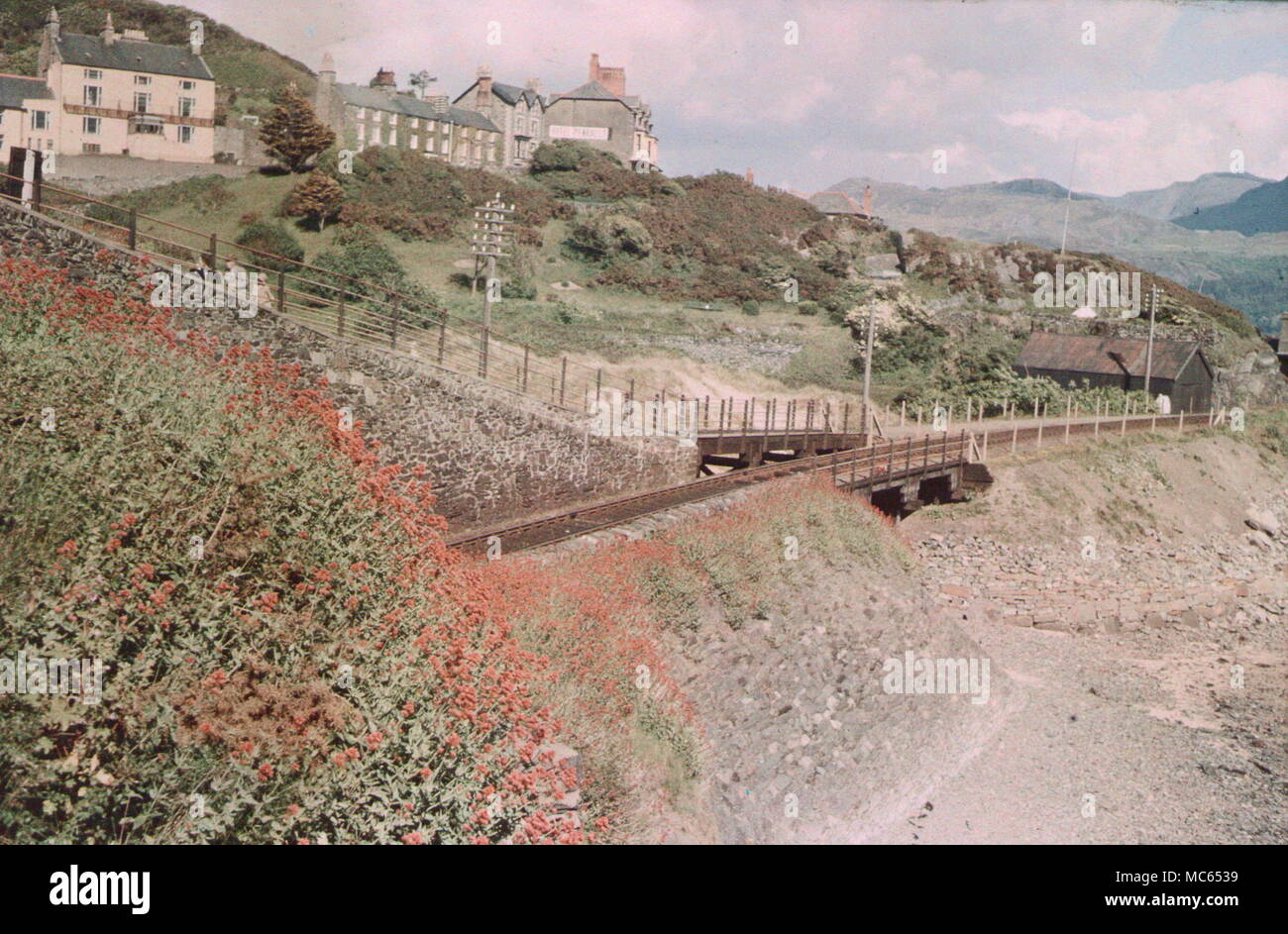 AJAXNETPHOTO. 1930er Jahre (ca.). BARMOUTH, MERIONETHSHIRE, Wales, Vereinigtes Königreich. - Die Bahn VOR DER STADT; ANSICHT GEMACHT MIT FRÜHEN DUFAY FARBE FILM. Fotograf: unbekannt © DIGITAL IMAGE COPYRIGHT AJAX VINTAGE BILDARCHIV QUELLE: AJAX VINTAGE BILDARCHIV SAMMLUNG REF: C) (AVL DUF 1911 05 Stockfoto