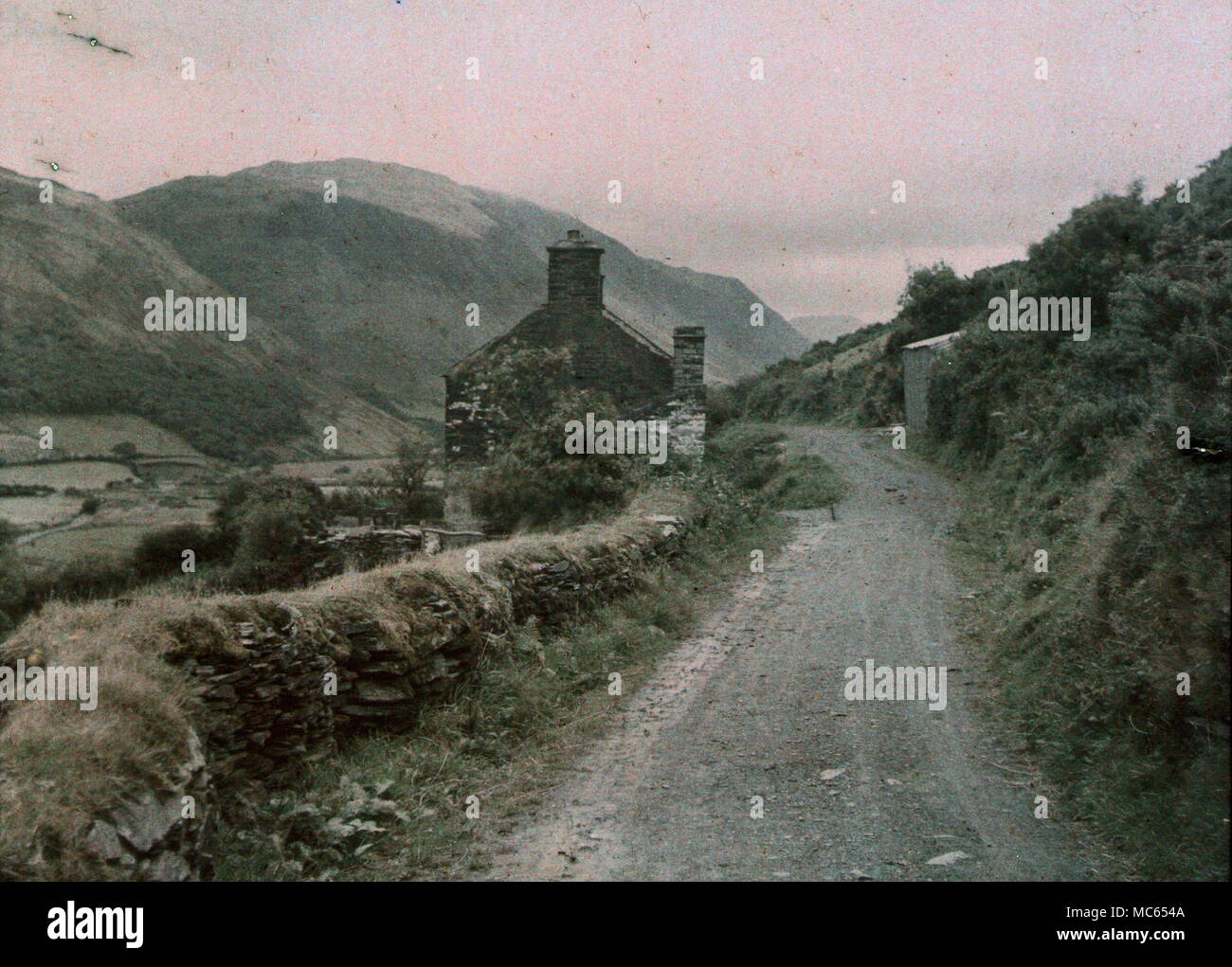 AJAXNETPHOTO. 1920 s (CA.). MERIONETHSHIRE, WALES, VEREINIGTES KÖNIGREICH. - ANSICHT MIT FRÜHEREM AUTOCHROME-FARBFILM. FOTOGRAF:UNBEKANNT © DIGITALES BILD COPYRIGHT AJAX VINTAGE PICTURE LIBRARY QUELLE: AJAX VINTAGE PICTURE LIBRARY COLLECTION REF:(C)AVL ACHM 1911 16 Stockfoto