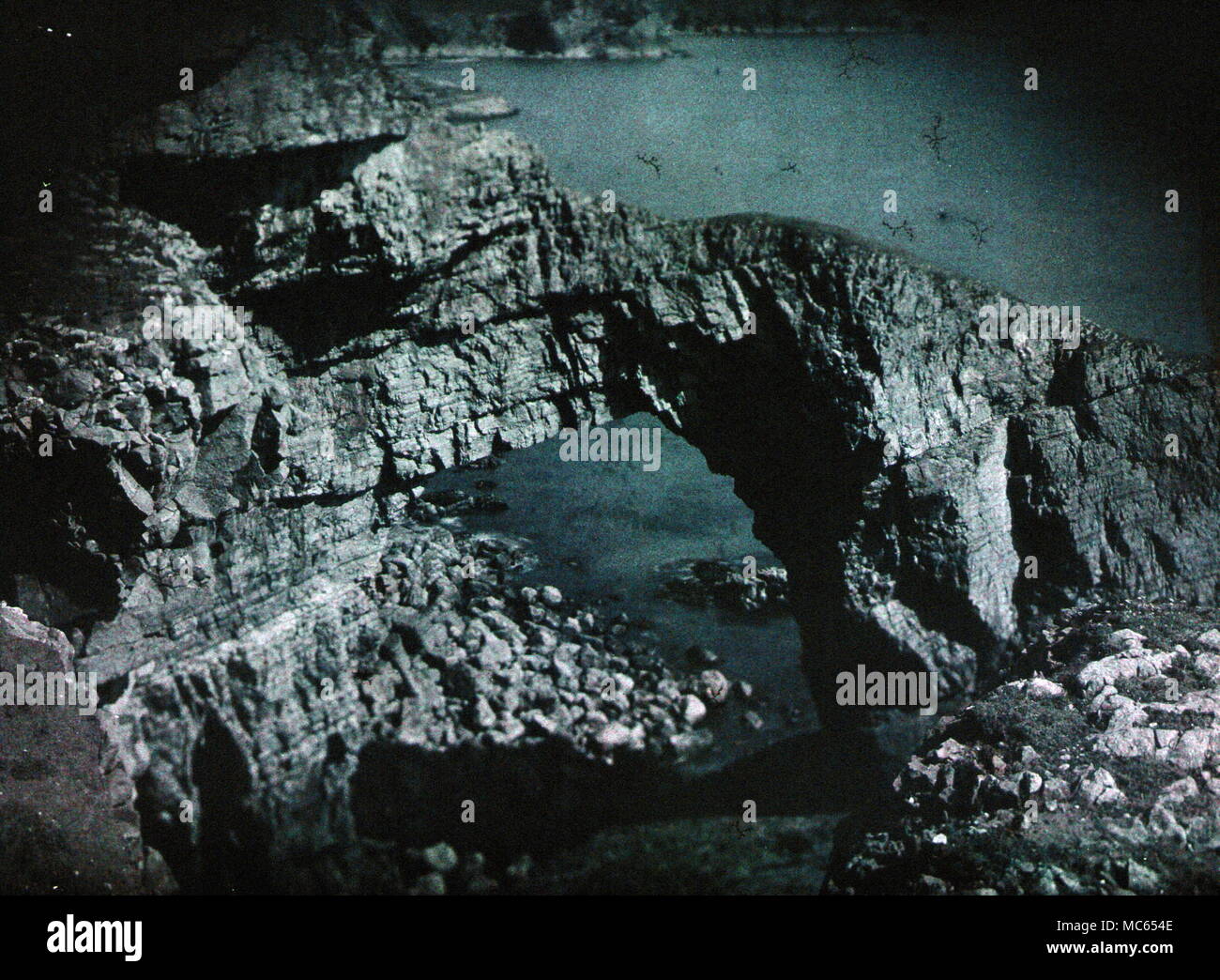 AJAXNETPHOTO. 1911 (ca.). PEMBROKESHIRE, Wales, Vereinigtes Königreich. - Grüne BRÜCKE VON WALES; ANSICHT GEMACHT MIT FRÜHEN AUTOCHROME FARBE FILM. Fotograf: unbekannt © DIGITAL IMAGE COPYRIGHT AJAX VINTAGE BILDARCHIV QUELLE: AJAX VINTAGE BILDARCHIV SAMMLUNG REF: C) (AVL ACHM 1911 19 Stockfoto