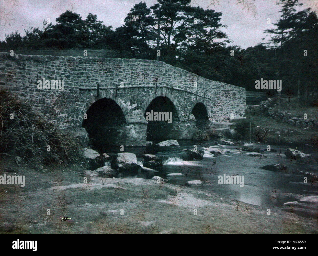 AJAXNETPHOTO. 1911 (ca.). MERIONETHSHIRE, Wales, Vereinigtes Königreich. - Steinerne Brücke über einen Fluss; ANSICHT GEMACHT MIT FRÜHEN AUTOCHROME FARBE FILM. Fotograf: unbekannt © DIGITAL IMAGE COPYRIGHT AJAX VINTAGE BILDARCHIV QUELLE: AJAX VINTAGE BILDARCHIV SAMMLUNG REF: C) (AVL ACHM 1911 37 Stockfoto