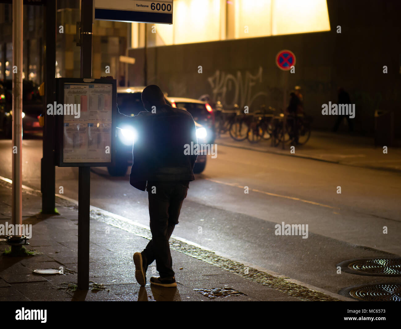 Coole schwarze Mann Warten auf dem Bus Stockfoto