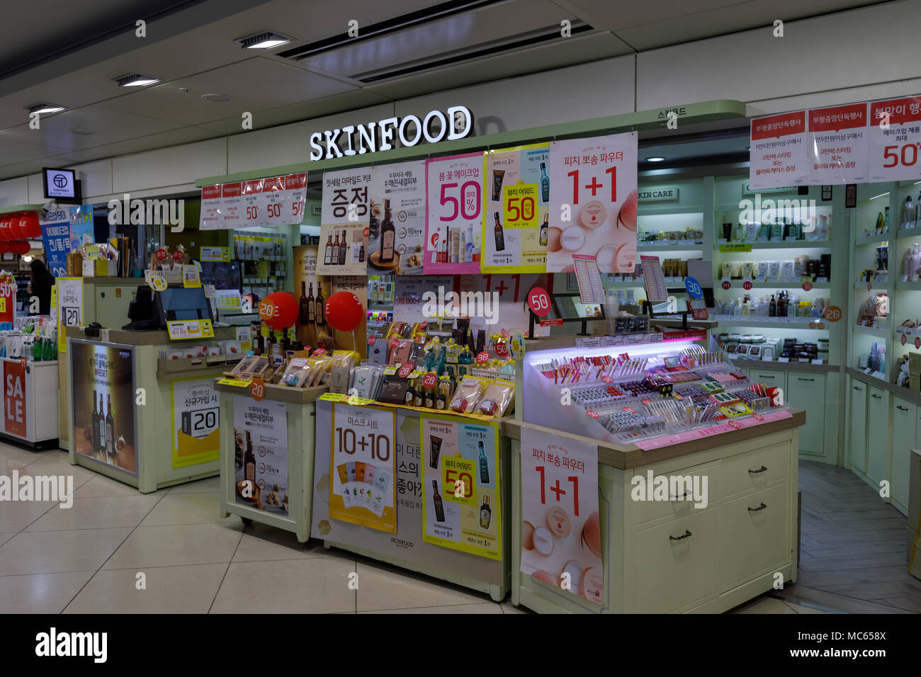 Incheon, Südkorea - April 5, 2018: SKINFOOD store in Bupyeong Modoo Mall, Bupyeong Underground Shopping Mall in Incheon Stockfoto