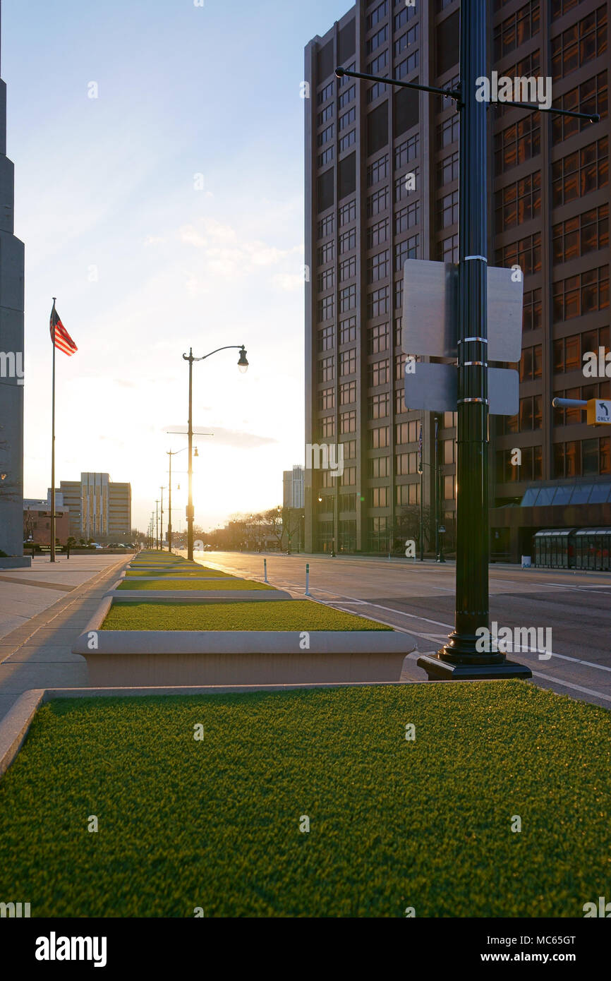 Leere Straße und dem Boulevard mit Blick auf die Detroit Peolple Mover am Ende des Tages. Stockfoto