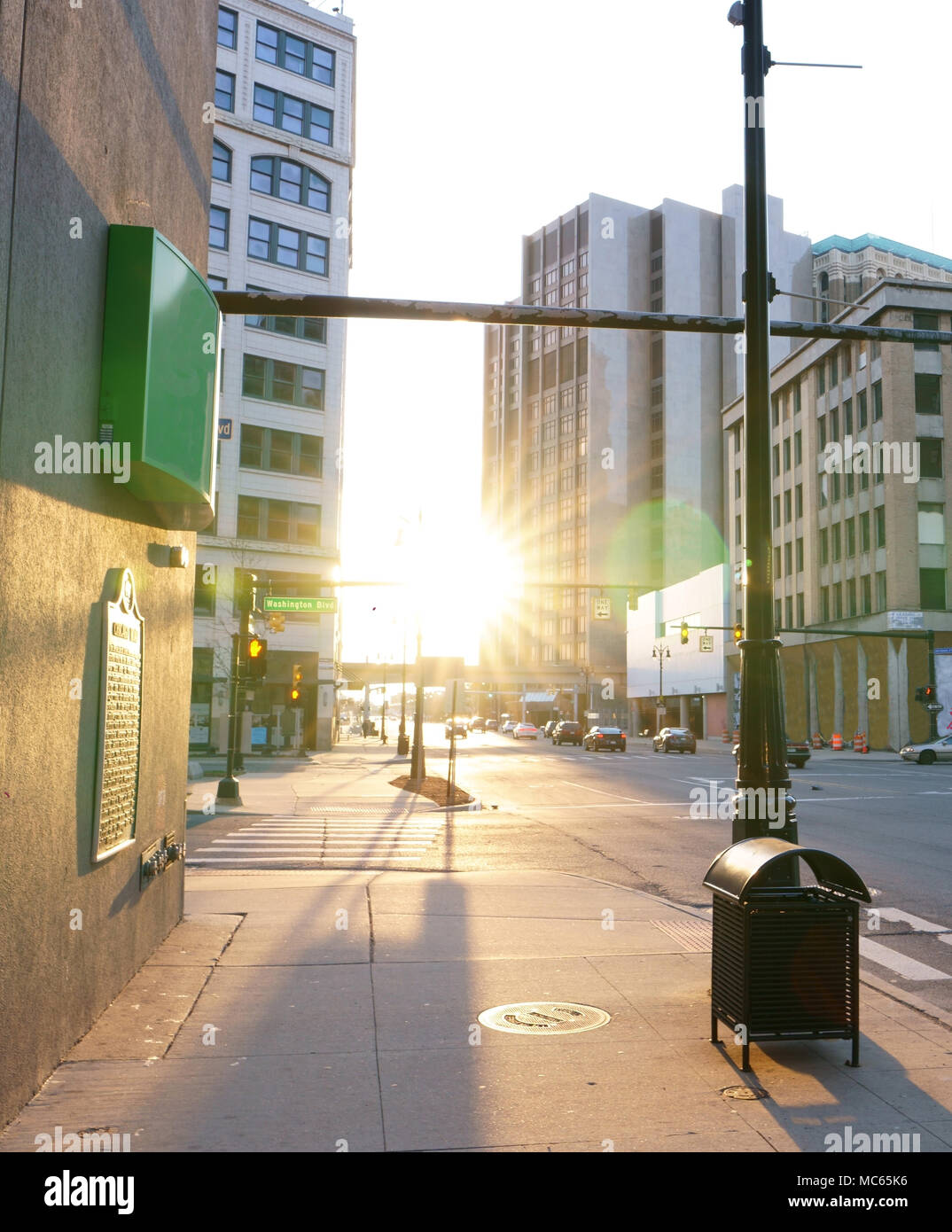 Leere Straße und dem Boulevard mit Blick auf die Detroit Peolple Mover am Ende des Tages. Stockfoto