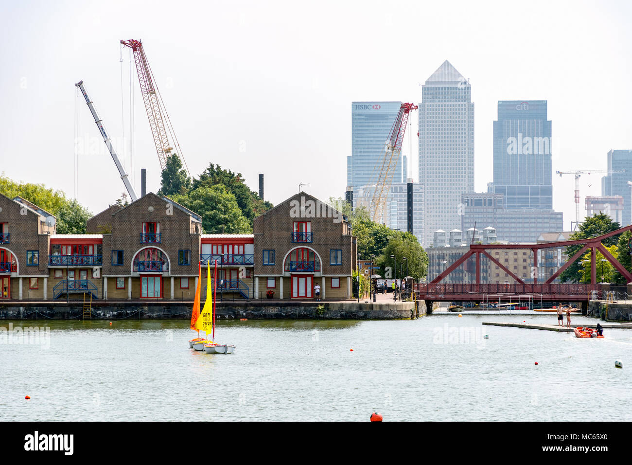 London, Großbritannien - 21 Juni, 2018 - Wolkenkratzer in Canary Wharf aus Shadwell Becken gesehen Stockfoto