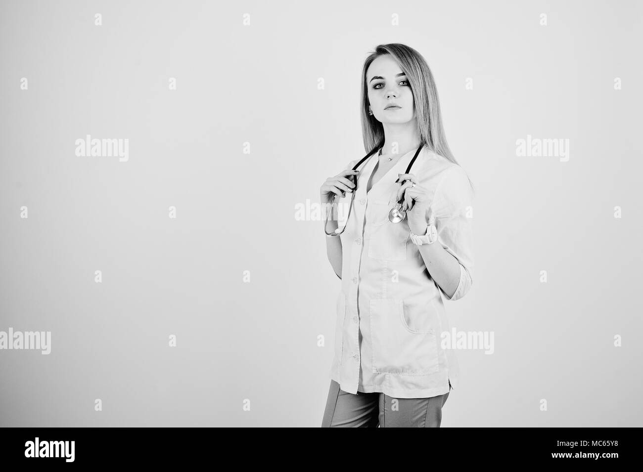 Blonde Arzt Krankenschwester mit Stethoskop auf weißem Hintergrund. Stockfoto