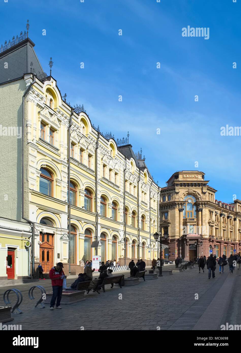 Moskau, Russland, Straße Kuznetsky Most, einen Blick auf die Profitablen Haus der Tretjakow und das Gebäude der Moskauer Internationalen Handel Stockfoto