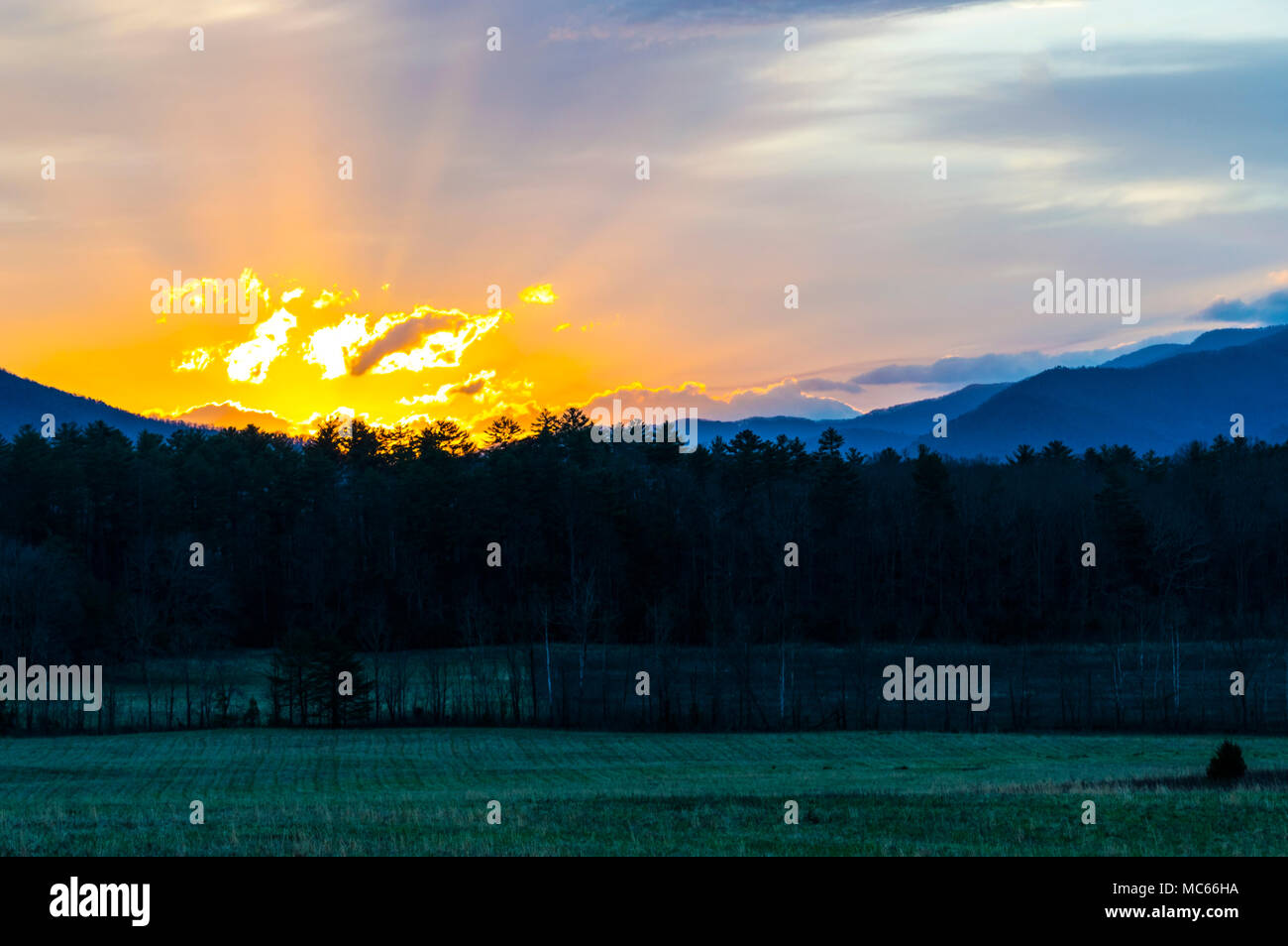 Horizontale geschossen von einem Sonnenaufgang in der schönen Smokey Mountains in Tennessee 2 Stockfoto