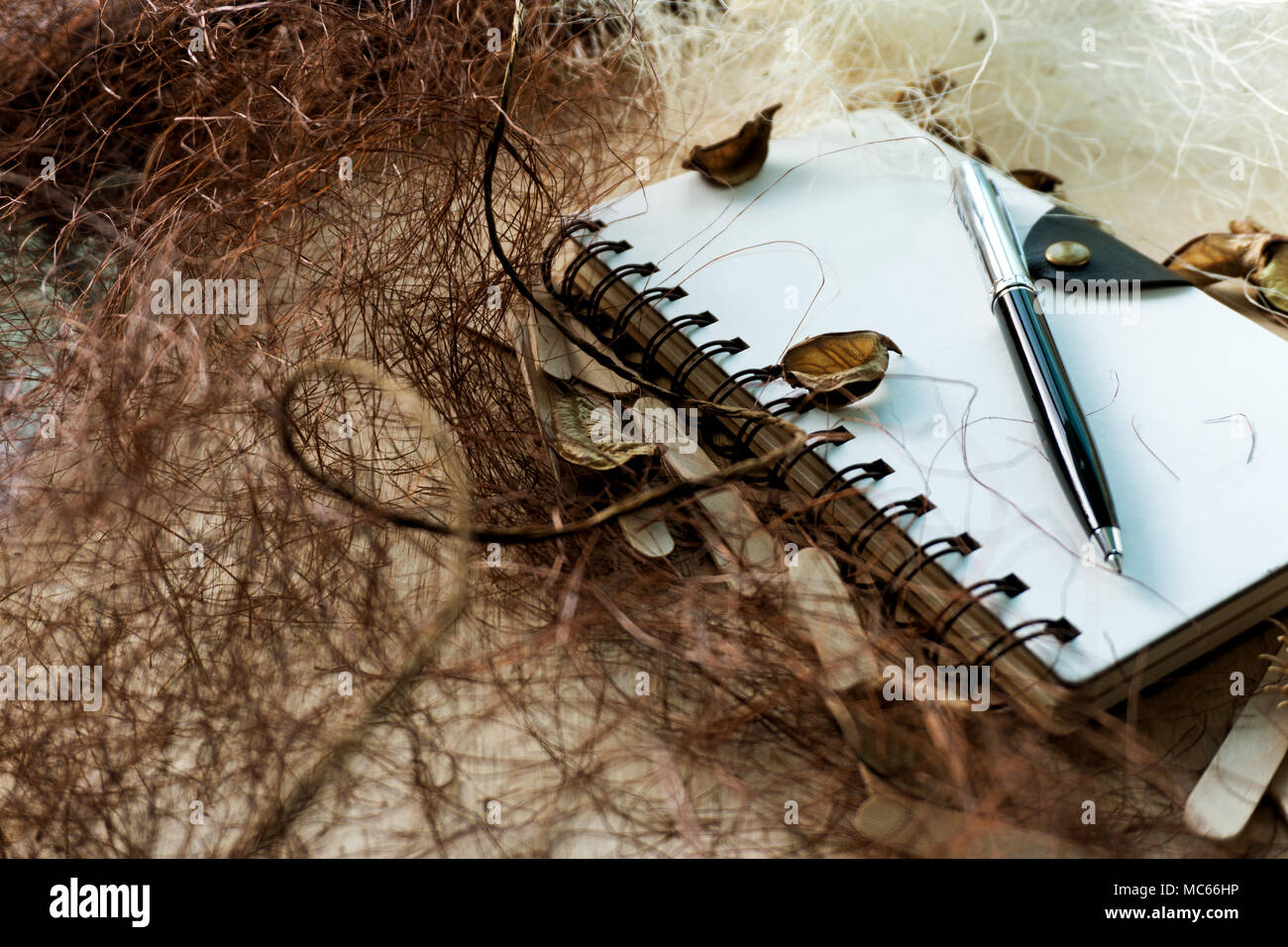Spirale Notebook auf einem Hintergrund mit rustikalen Einrichtung Stockfoto