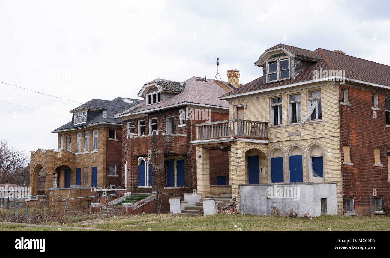 Verlassene Häuser in eine leere Straße in Detroit verlassen. Stockfoto