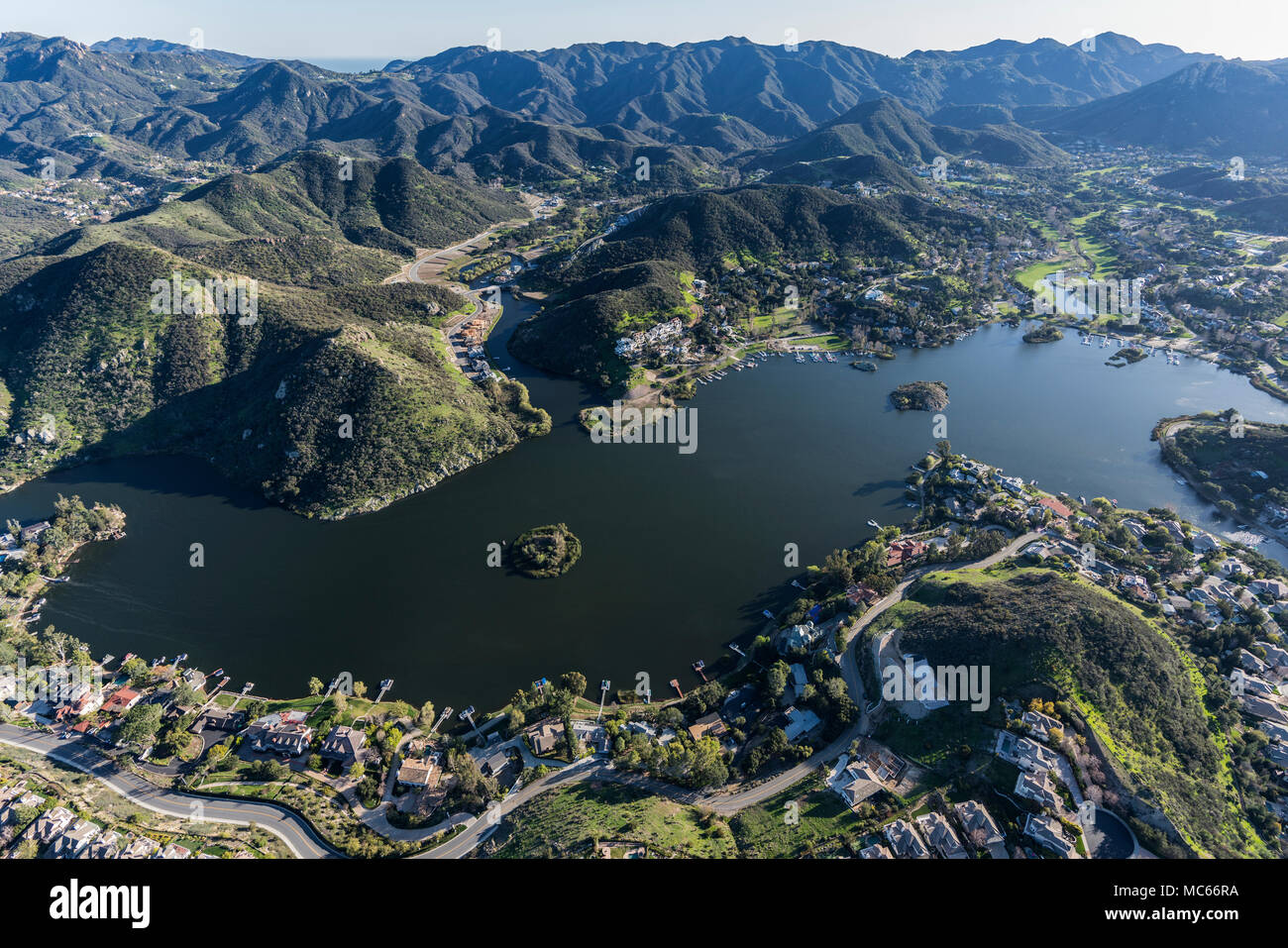 Luftaufnahme des Lake Sherwood und der Santa Monica Mountains in der Nähe von Westlake Village, Malibu und Thousand Oaks California. Stockfoto