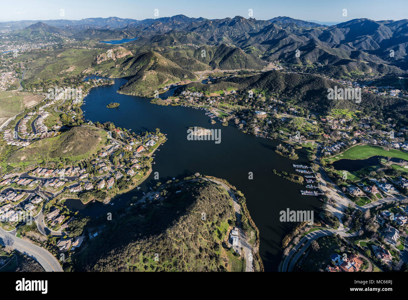 Luftaufnahme des Lake Sherwood Wohnungen und der Santa Monica Mountains in der Nähe von Westlake Village und Thousand Oaks, Kalifornien. Stockfoto