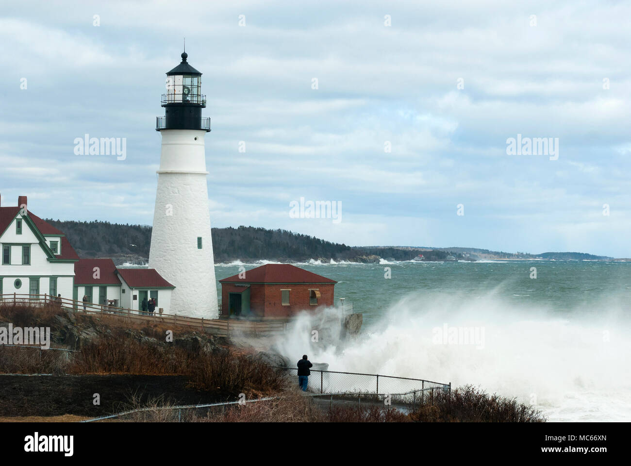 Riesige Wellen durch Portland Head Lighthouse aus seltenen Hochwasser im späten Winter in Maine. Stockfoto