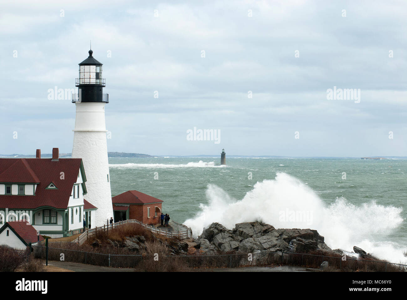 Riesige Wellen, die durch seltene tidenhub zwischen Portland Head Light und Ram Island Riff Lighthouse in Maine zu brechen. Stockfoto