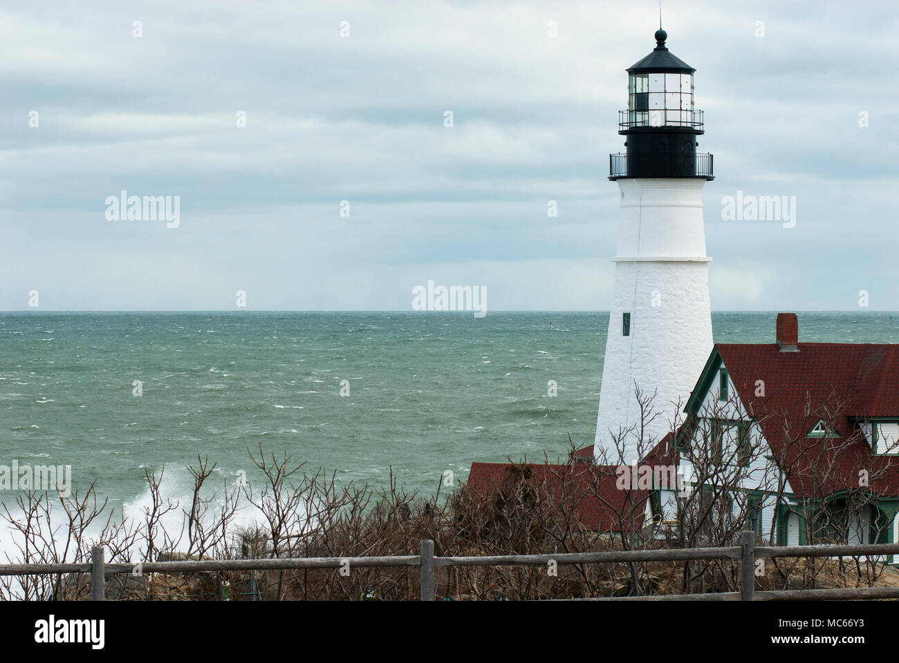 Hilltop Ansicht von Portland Head Lighthouse als Flut riesige Wellen im späten Winter in Maine verursachen. Stockfoto