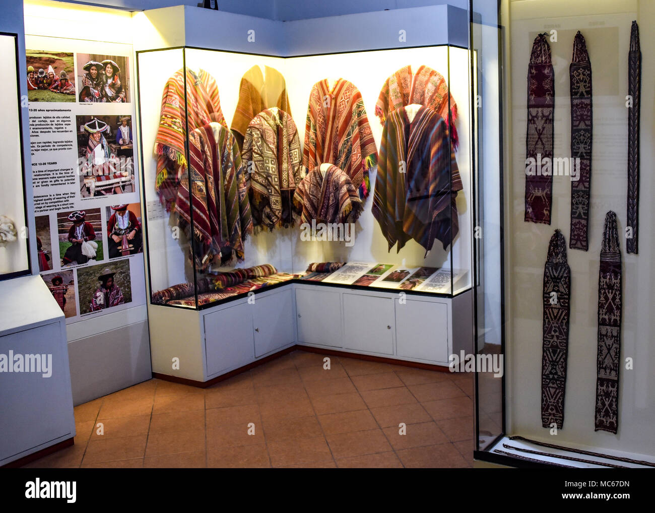 Cusco, Peru - 29. März 2018: Native Andean Ponchos und handgewebte Textilien im Museum des Zentrum für Traditionelle Textilien von Cusco Stockfoto