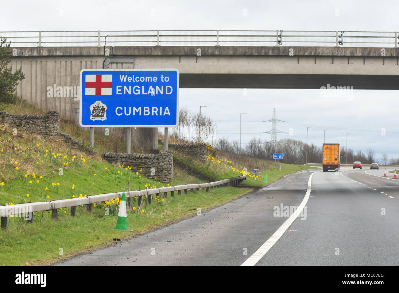 Nach England auf der Autobahn M6 Willkommen Stockfoto