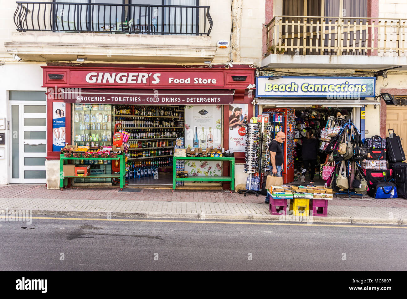 Gingers Food Store und Strand Verbindungen, Dawret il-gzejjer, St Pauls Bay, Malta, Europa, Stockfoto