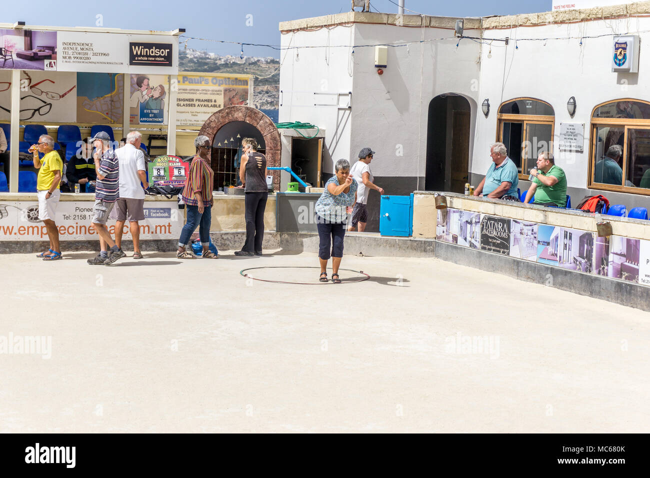 Männer und Damen Boule spielen Bocci an der Küste der St. Paul's, Malta, Europa. Stockfoto