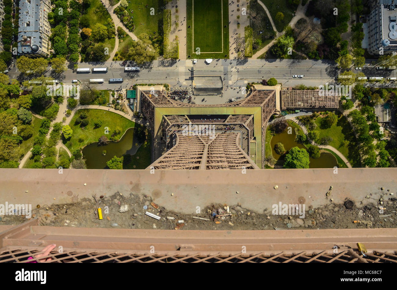 Eiffelturm Von Oben Nach Unten Anzeigen Zu Den Strassen Und Champ De Mars Garten Unten Paris Frankreich Winzige Touristen Unten Trainer Platz Fur Kopie Stockfotografie Alamy