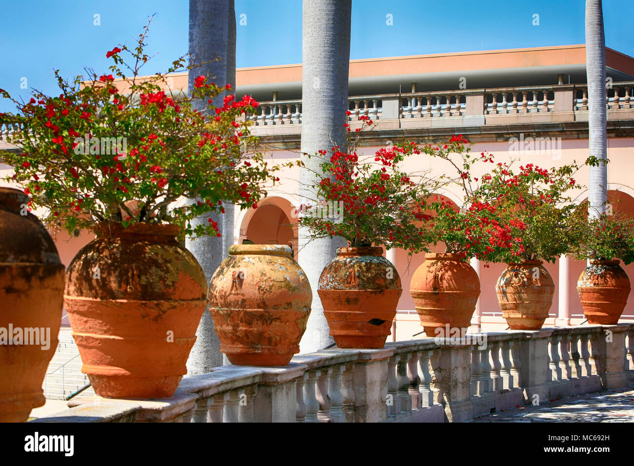Italian terracotta pots Fotos und Bildmaterial in hoher Auflösung Alamy