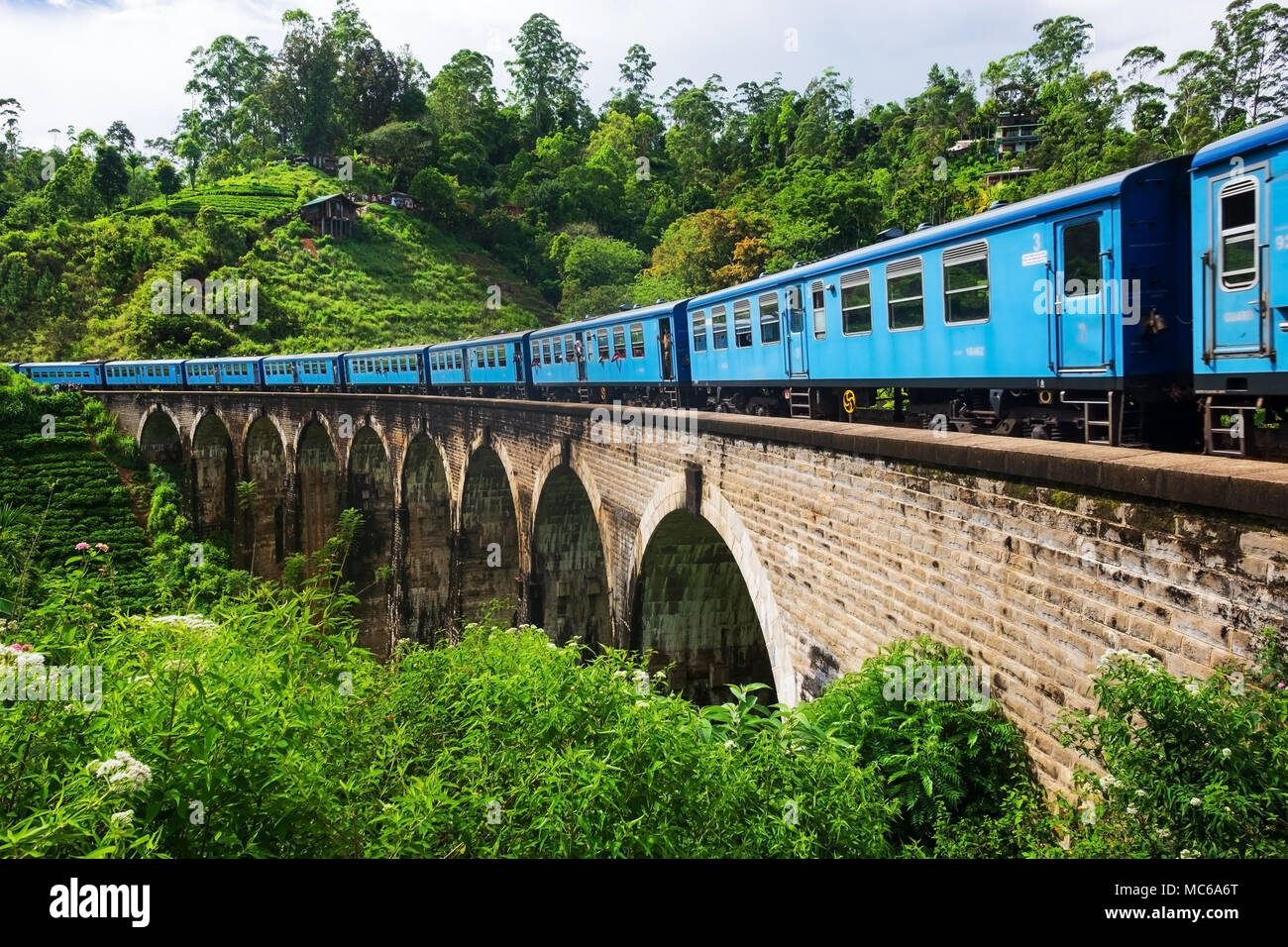 Ella Sri Lanka, April 08 2018: Zug auf der Neun Bogenbrücke in Ella Stockfoto