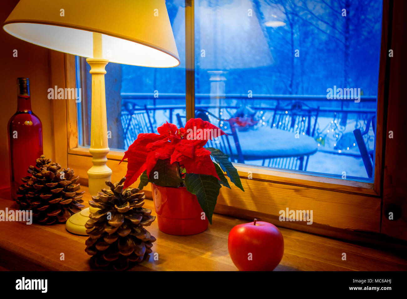 Windowsill with lamp -Fotos und -Bildmaterial in hoher Auflösung – Alamy