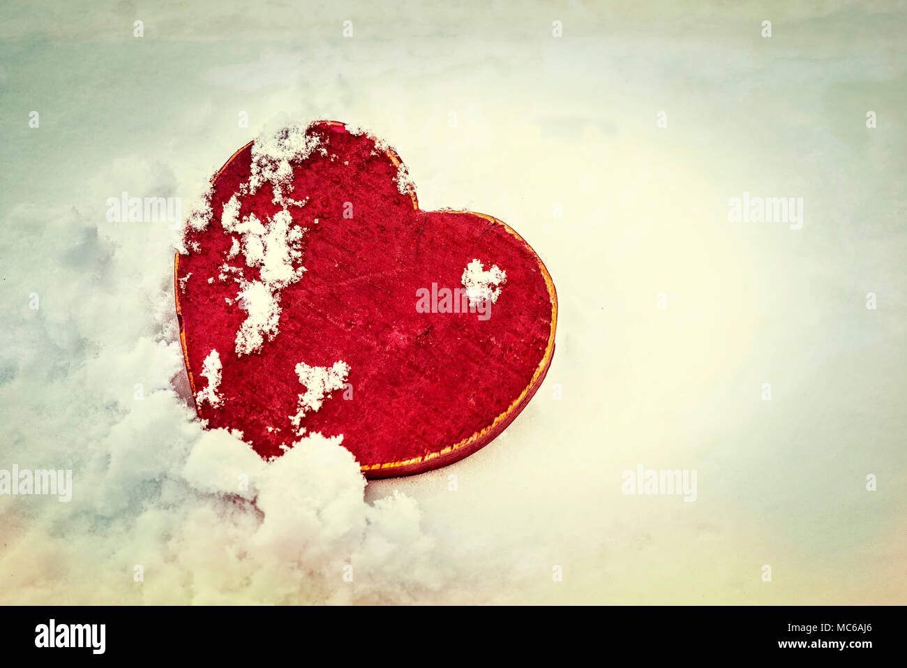 Holz- Herz geformte Zeichen im Schnee. Liebe Konzept Bild. Stockfoto